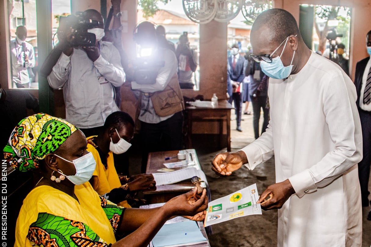 Le président béninois Patrice Talon dans son bureau de vote de Cotonou, lors des élections municipales du dimanche 17 mai 2020. © DR / Présidence Bénin.