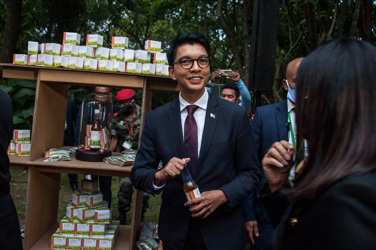 Le président Andry Rajoelina présente le Covid-Organics, à Antananarive, Madagascar, le 20 avril. © Henitsoa Rafalia / Anadolu Agency/AFP