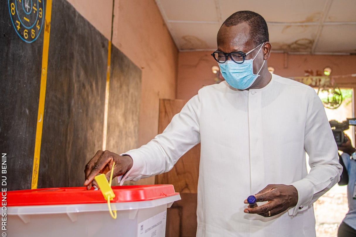 Le président béninois Patrice Talon dans son bureau de vote de Cotonou, lors des élections municipales du dimanche 17 mai 2020. © DR / Présidence Bénin.