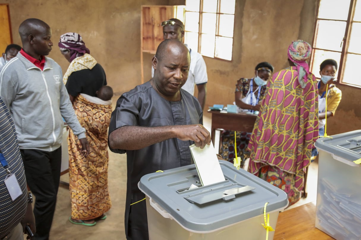 Évariste Ndayishimiye, candidat du CNDD-FDD à la présidentielle au Burundi, lors du vote le 20 mai 2020, à Giheta, dans la province de Gitega. &copy; Berthier Mugiraneza/AP/SIPA