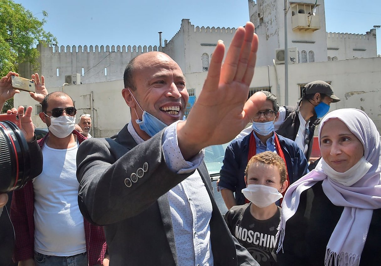 Le militant Abdelouahab Fersaoui à sa sortie de la prison d’El Harrach, le 18 mai 2020, à Alger. © RYAD KRAMDI/AFP