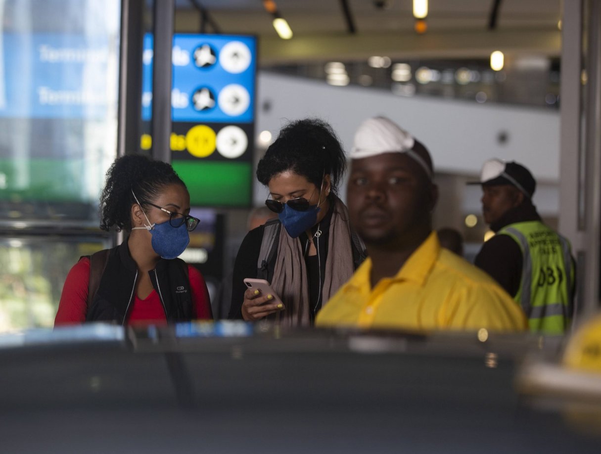 Passagers équipés de masques à l’aéroport de Johannesburg, le 19 mars 2020. © Denis Farrell/AP/SIPA