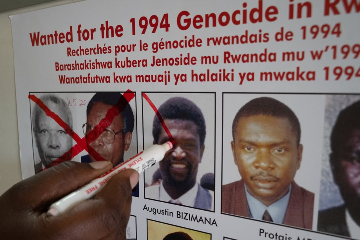Jean Claude Ndatabaye, secrétaire administratif de l’Unité de suivi des fugitifs du génocide, barre la photo d’Augustin Bizimana, l’un des fugitifs les plus recherchés du génocide des Tutsi au Rwanda, le 22 mai 2020. © Jean Claude Ndatabaye, administrative secretary of the Genocide Fugitive Tracking Unit, draws a red cross on the face of Augustin Bizimana, one of the most-wanted fugitives from the 1994 Rwandan genocide, on a wanted poster at their office in Kigali, Rwanda, on May 22, 2020. – On May 22, 2020, the United Nations (UN) tribunal said it had at an unknown date come into possession of human remains from a grave site in Pointe Noire in the Republic of the Congo.
Extensive analysts showed that Bizimana had died in 2000 after all.
The news dashed the hopes of victims for justice, just days after the arrest of Felicien Kabuga, one of the last fugitives from the genocide, who had been on the run for three decades. (Photo by Simon Wohlfahrt / AFP)