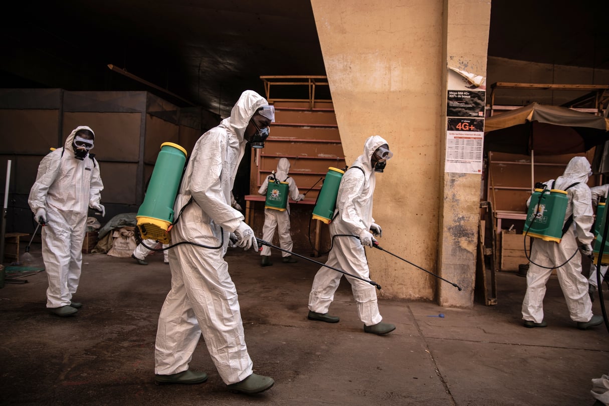 Opération préventive de désinfection sur le grand marché de Rood Woko,à Ouagadougou, le 31 mars 2020. © OLYMPIA DE MAISMONT/AFP