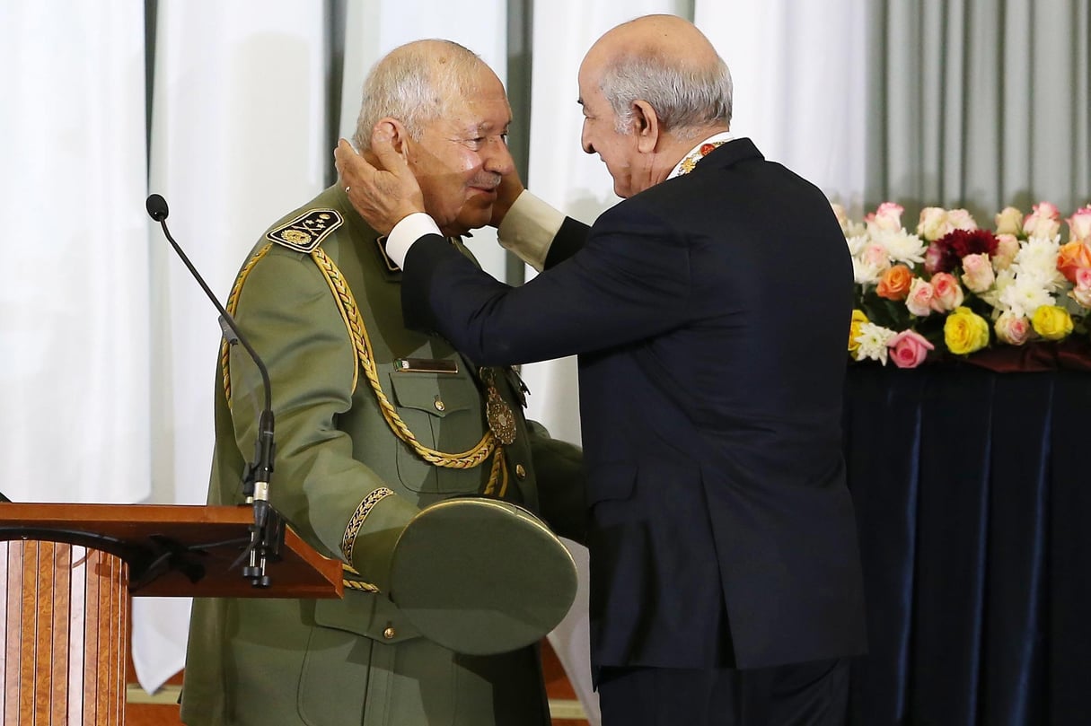 Le chef de l’État saluant, lors de sa prestation de serment, feu Ahmed Gaïd Salah, alors tout-puissant  chef d’état-major de l’armée, le 19 décembre 2019, à Alger. © Billal Bensalem/NurPhoto/AFP