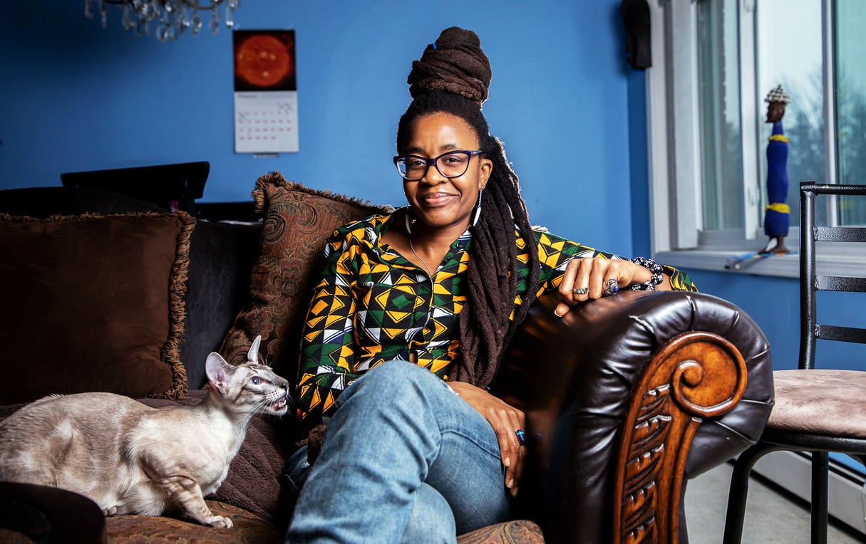L’auteure Nnedi Okorafor avec son chat, Periwinkle Chukwu, chez elle à Flossmoor, dans l’État de l’Illinois, aux États-Unis, le 4 février 2019. © Zbigniew Bzdak/Chicago Tribune/Tribune News Service via Getty Images