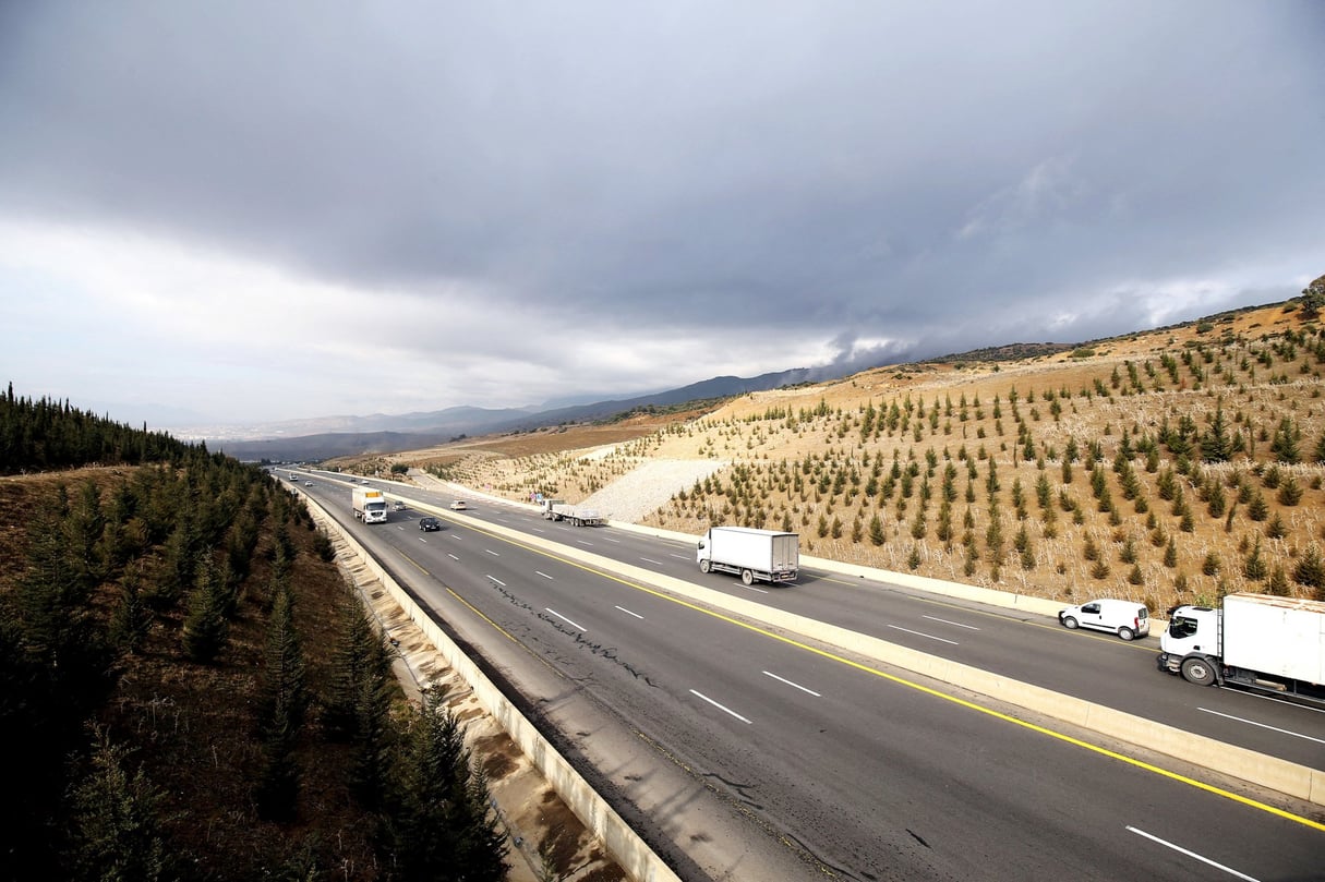 L’autoroute de 4500 km entre Alger et Lagos permettra d’augmenter les échanges intra-africains. Ici près de la wilaya d’Aïn Defla, en Algérie. © ANDBZ/ABACA