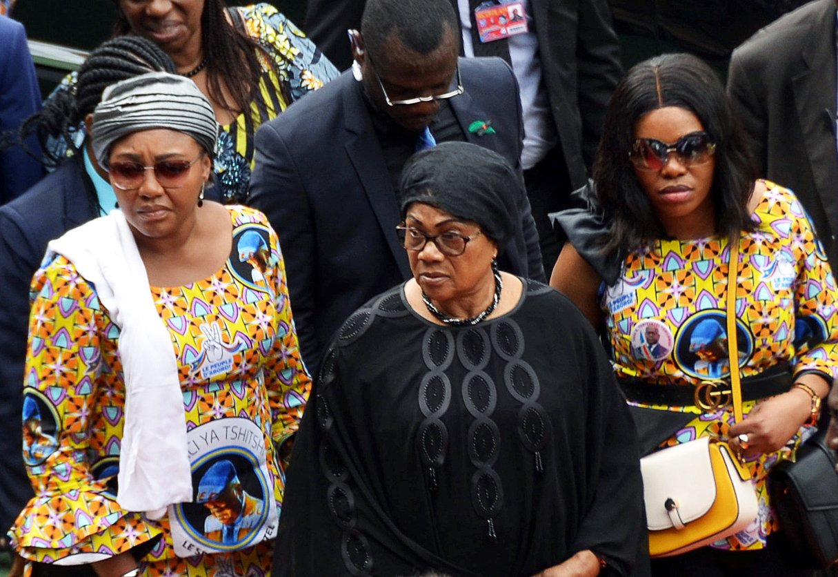 Marthe Tshisekedi (au centre) avec sa famille lors d’une cérémonie d’adieu à son mari, à Kinshasa, le 31 mai 2019. © Kenny Katombe/REUTERS
