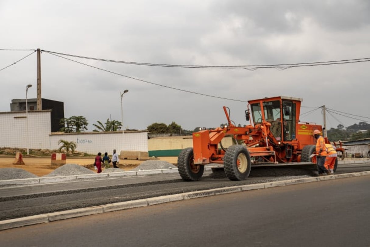 Travaux de rénovation sur la route 1 , voie express, Libreville, en juillet 2018. © Jacques Torregano pour JA