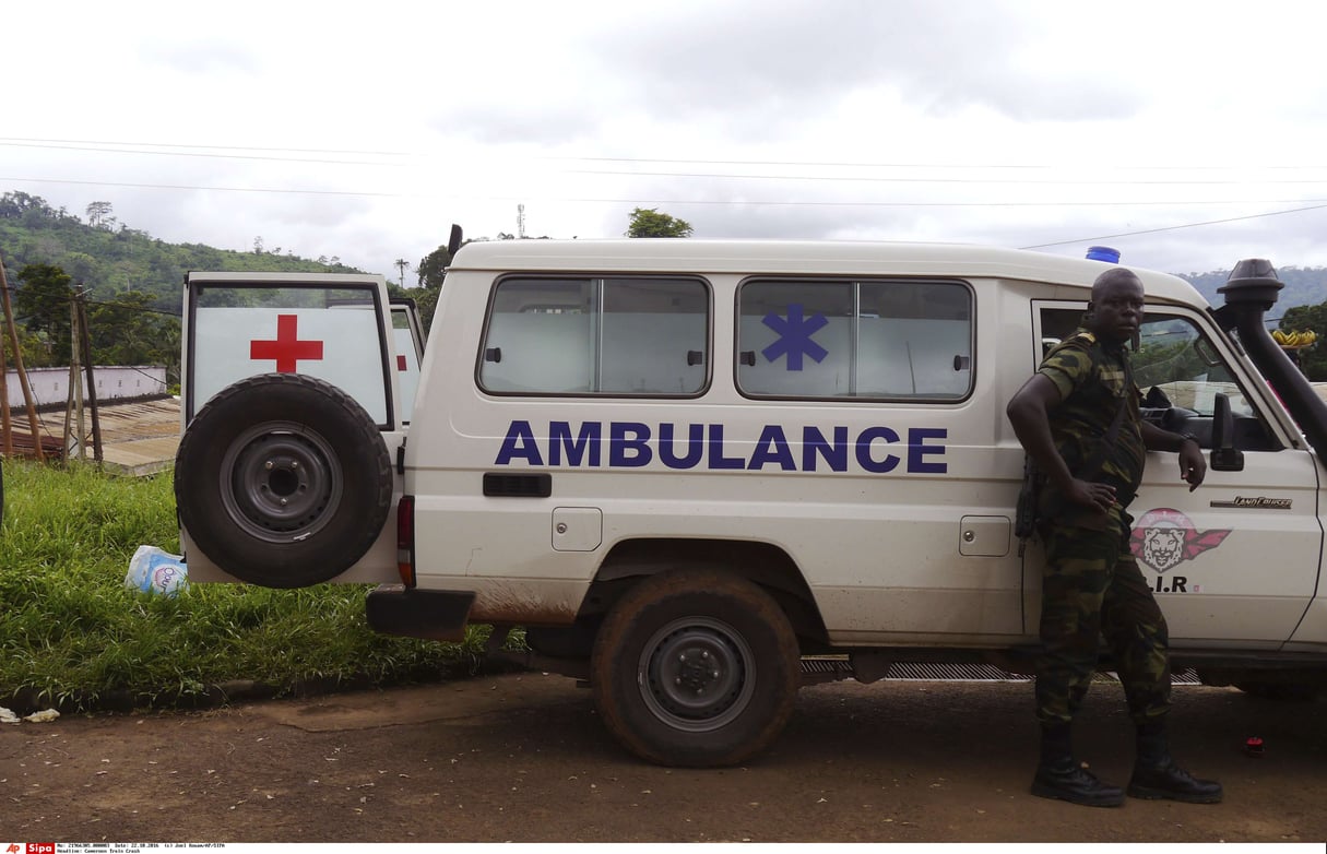 Un soldat camerounais se tient à côté d’une ambulance, en octobre 2016 (illustration). © Joel Kouam/AP/SIPA
