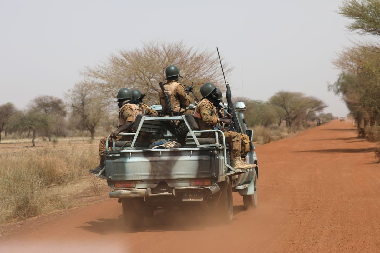 Des militaires burkinabè patrouillent dans la région du Sahel, dans l’est du pays, en mars 2019. © REUTERS/Luc Gnago