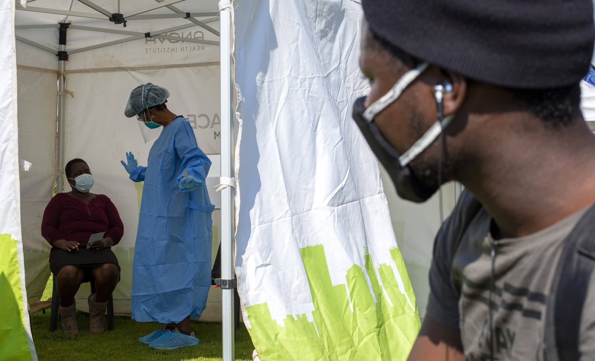 Une campagne de dépistage du coronavirus à Johannesburg, en Afrique du Sud, le 8 mai 2020. © Themba Hadebe/AP/Sipa