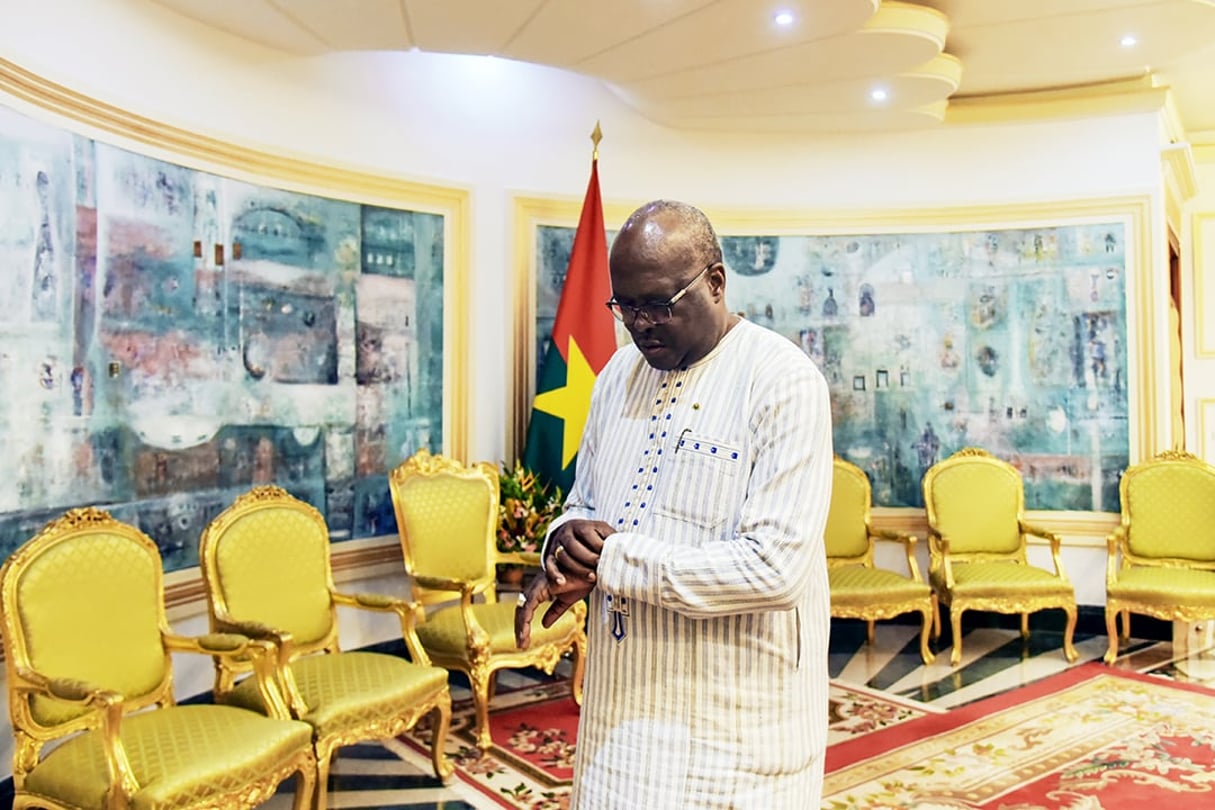 Le président burkinabè Roch Marc Christian Kaboré dans la salle d’audience du palais de Kosyam, à Ouagadougou. © Sia KAMBOU / AFP