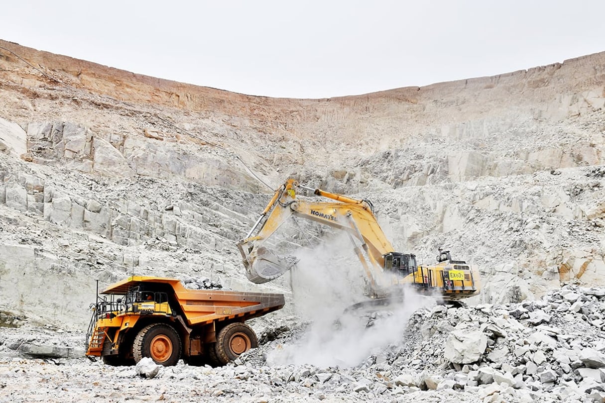Une excavatrice dans une mine d’or exploitée par Endeavour Mining Corporation à Hounde, le 11 février 2020. © Anne Mimault/REUTERS