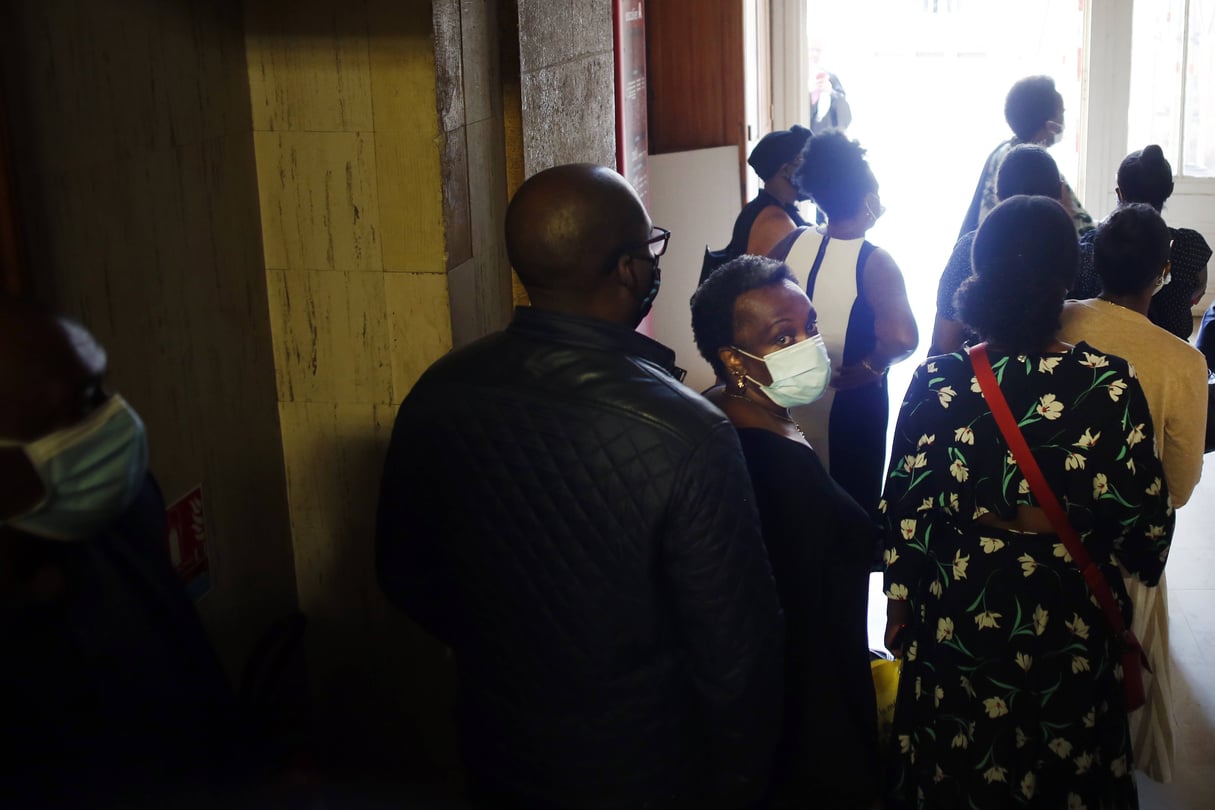 Des proches de Félicien Kabuga entrent dans la salle du Palais de justice de Paris, lors de l’audience du 27 mai 2020. © Thibault Camus/AP/SIPA