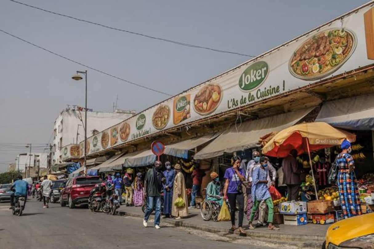Une photo prise le 3 juin 2020 montre des gens faisant leurs achats dans un marché en plein air à Dakar, au Sénégal. © CHINE NOUVELLE/SIPA
