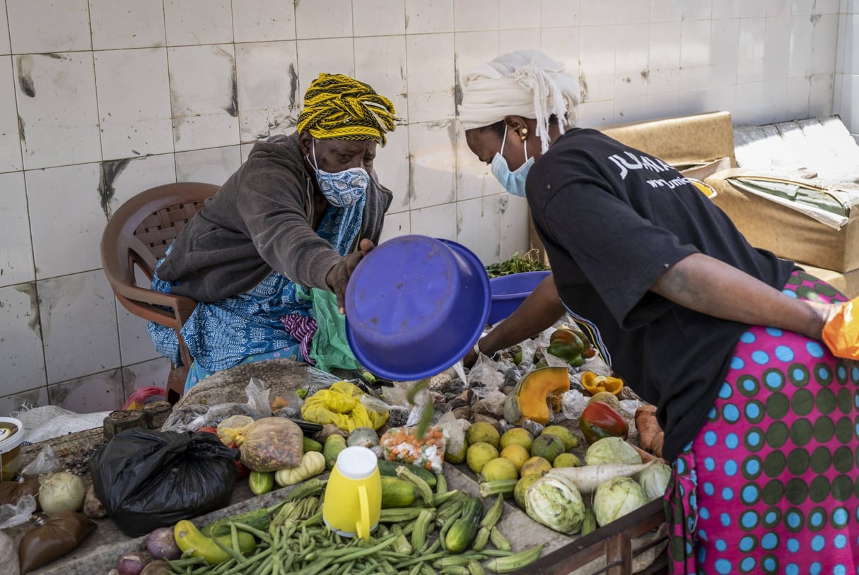 Le secteur informel a particulièrement souffert de la crise – vendeuse de légumes à Dakar, le 18 avril 2020. © Sylvain Cherkaoui/AP/SIPA