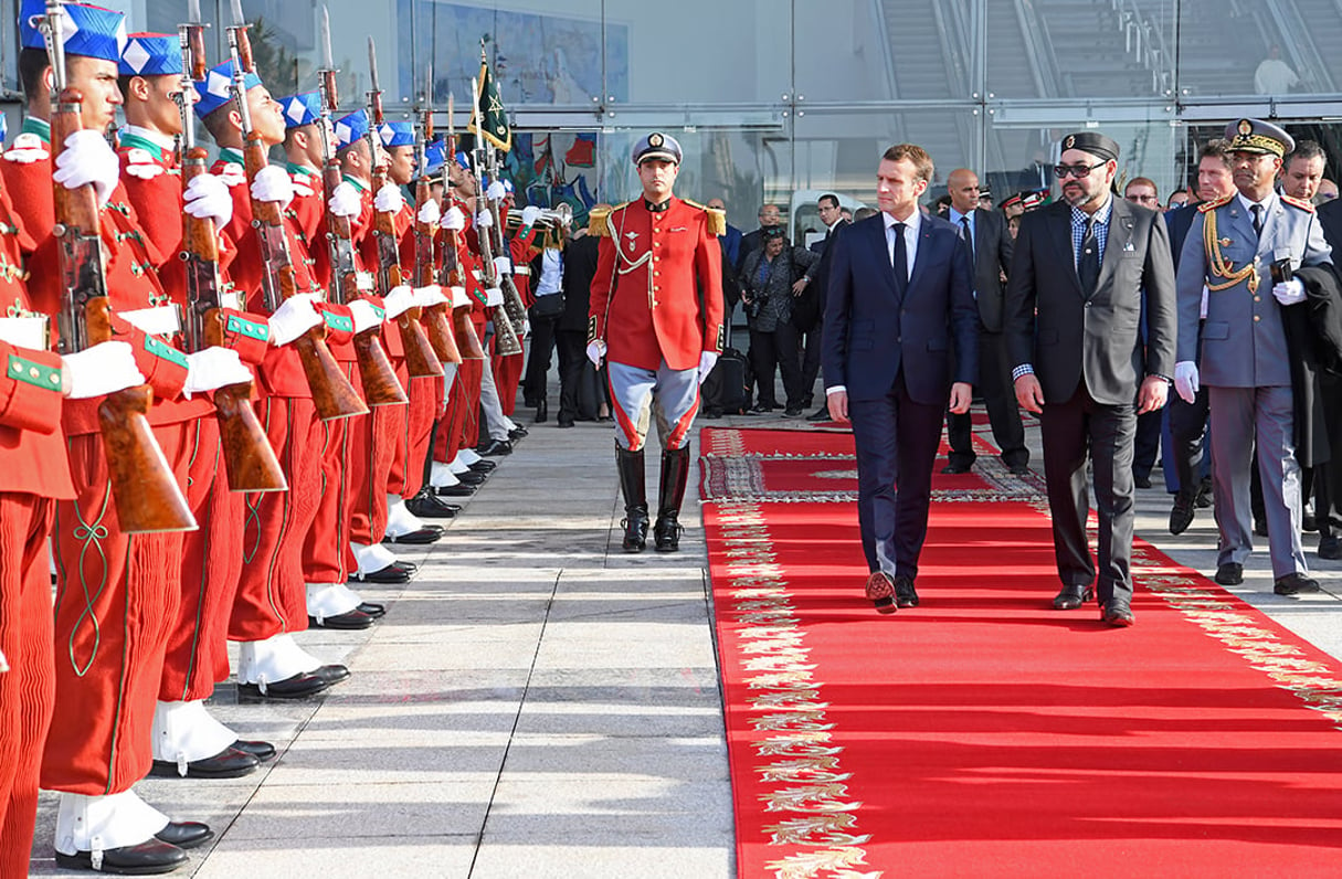 Le président français Emmanuel Macron, accueilli par le roi Mohammed VI, à son arrivée au Maroc le 15 novembre 2018. © CHRISTOPHE ARCHAMBAULT/AFP