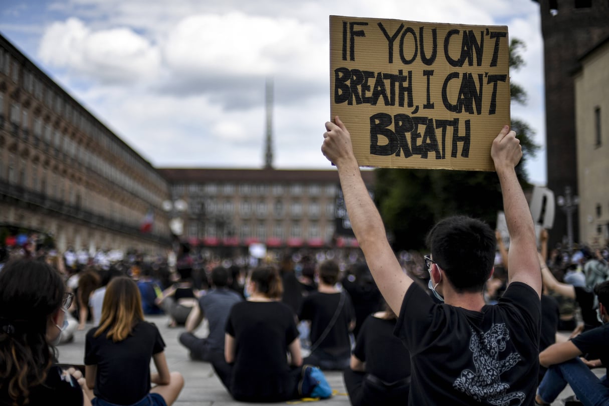 Des gens se rassemblent pour demander justice pour George Floyd, à Turin, en Italie, le samedi 6 juin 2020. © Fabio Ferrari/AP/SIPA