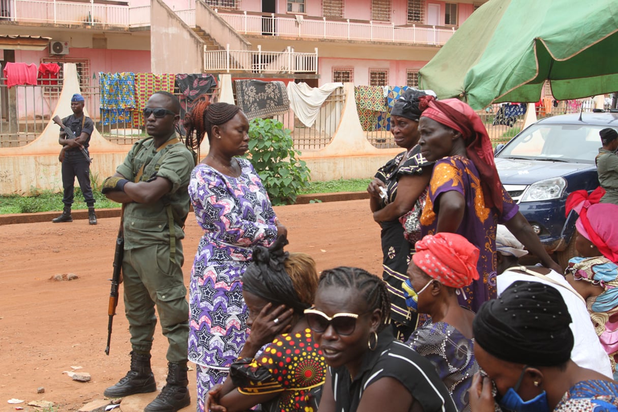 Des gendarmes centrafricains sécurisent la morgue de l’hôpital communautaire de Bangui, pendant la pandémie de coronavirus, le 10 juin 2020. © Pacôme Pabandji pour JA