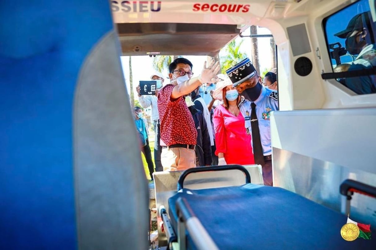 Le président Andry Rajoelina inspecte une ambulance livrée à Toamasina, le 26 mai 2020. © DR / Présidence de Madagascar