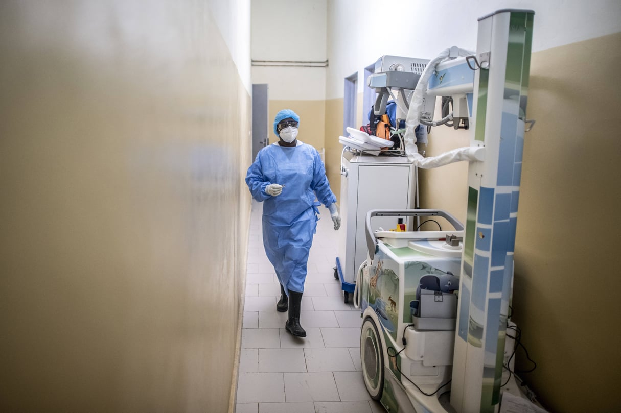 Un médecin entre dans un service de traitement des cas confirmés de COVID-19, à l’hôpital universitaire de Fann, à Dakar, le 13 mai 2020. © Sylvain Cherkaoui/AP/SIPA