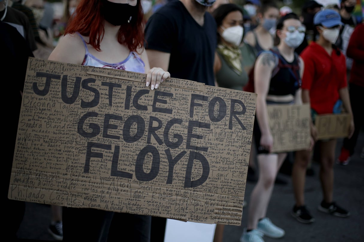 Des manifestants demandSuite à la mort de George Floyd aux mains de la police, des manifestants réclament justice dans le Kansas, aux États-Unis, le 13 juin 2020. © Charlie Riedel/AP/Sipa