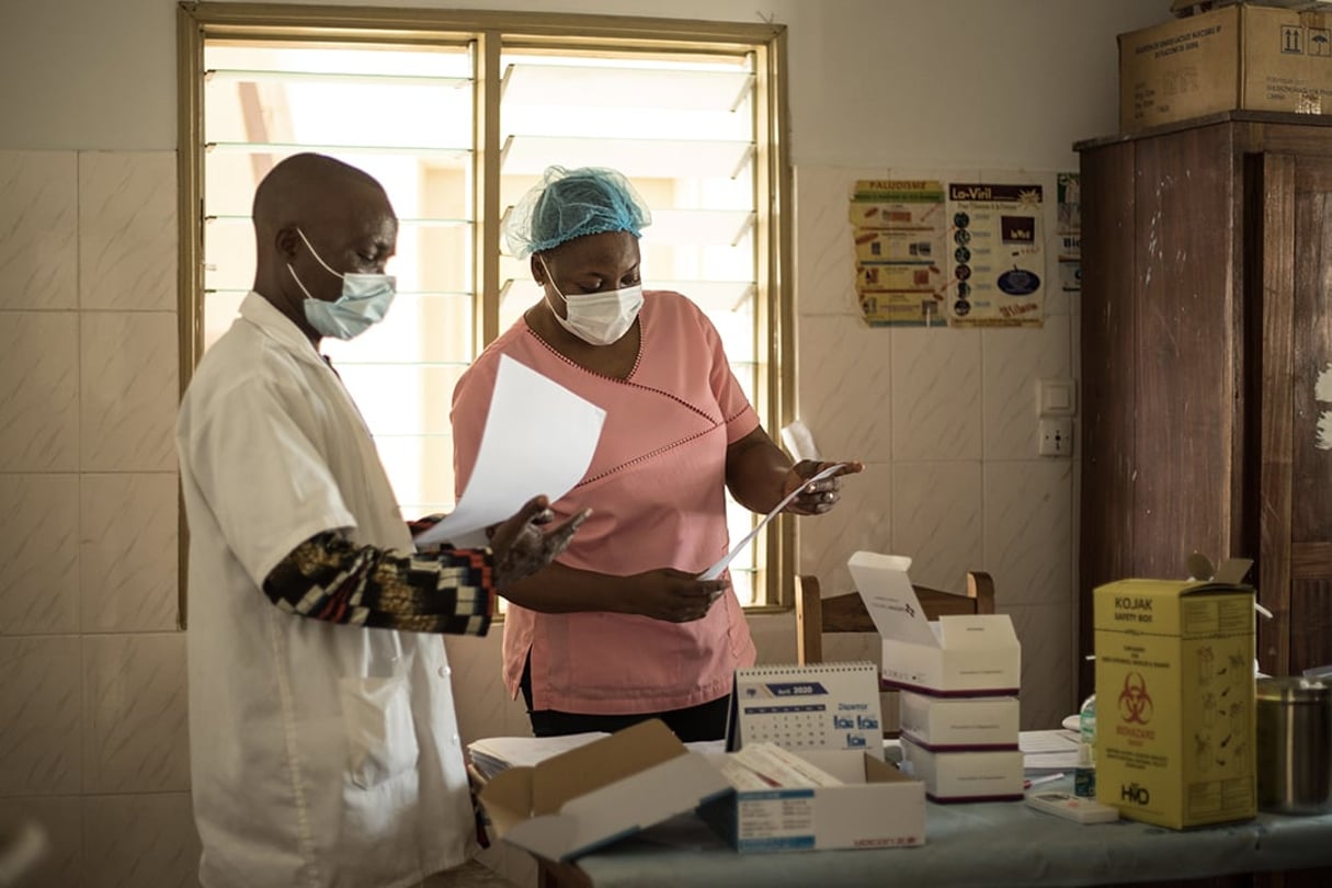 Un personnel soignant qui enregistre le test effectué sur un enseignant au Bénin, dans le cadre d’un dépistage de masse. © Yanick Folly / AFP
