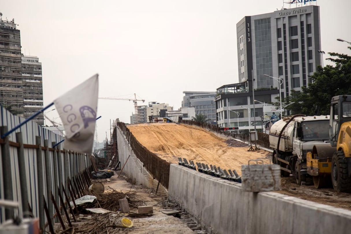 Pont «saut-de-mouton» en construction sur le boulevard Mandela, à Kinshasa, le 26 février 2020. © Junior KANNAH / AFP)