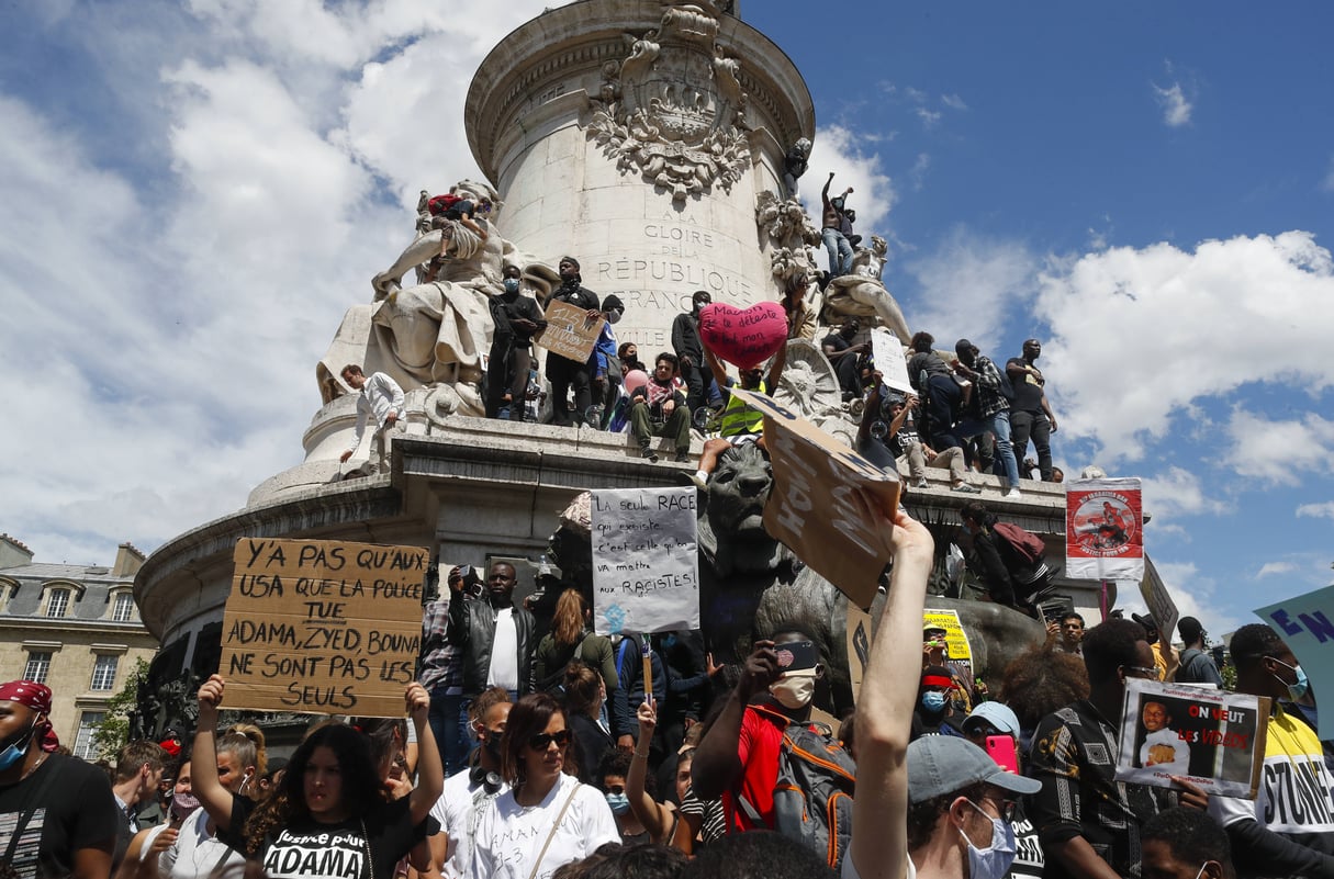 Des milliers de personnes participent à une marche organisée par les proches d’Adama Traoré contre la brutalité policière et le racisme, à Paris, le 13 juin 2020. &copy; Thibault Camus/AP/SIPA