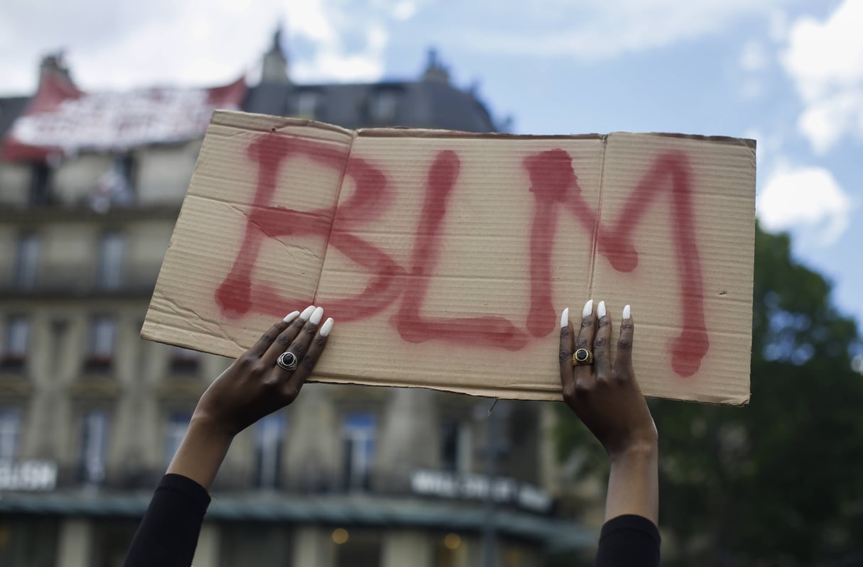 Une pancarte indiquant « BLM », « Black Lives Matter », lors d’une manifestation contre les violences policières en France, le 13 juin 2020. © AP Photo/Thibault Camus)/PDJ119/20165484565838//2006131532
