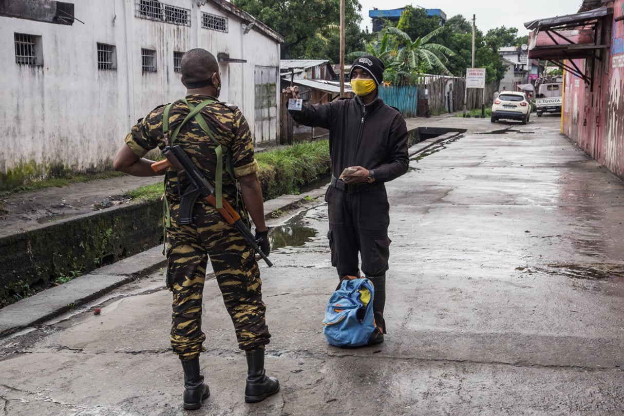 Contrôle d’identité à Tamatave, lors du confinement, le 2 juin 2020. © RIJASOLO / AFP