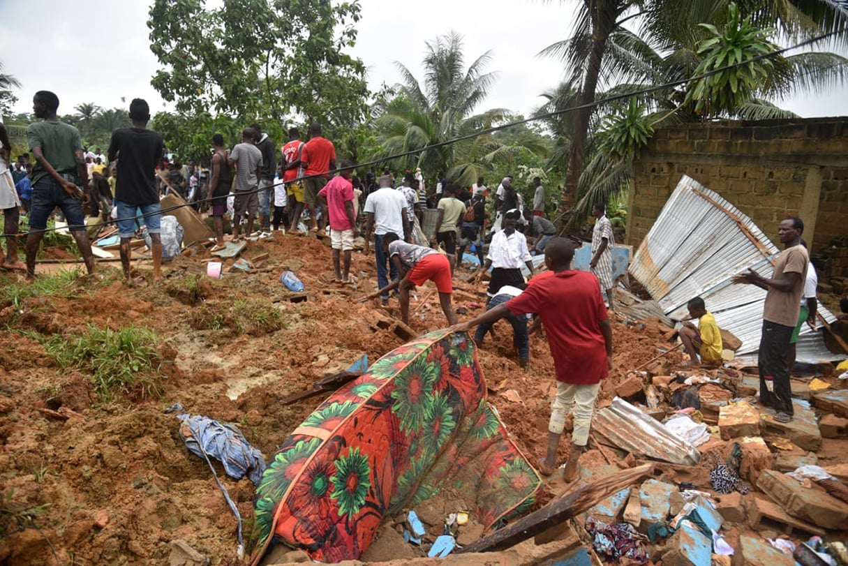 Selon un premier bilan, 13 personnes sont mortes dans la coulée de boue qui a dévasté Anyama, une commune située au nord d’Abidjan, le 18 juin. © SIA KAMBOU / AFP