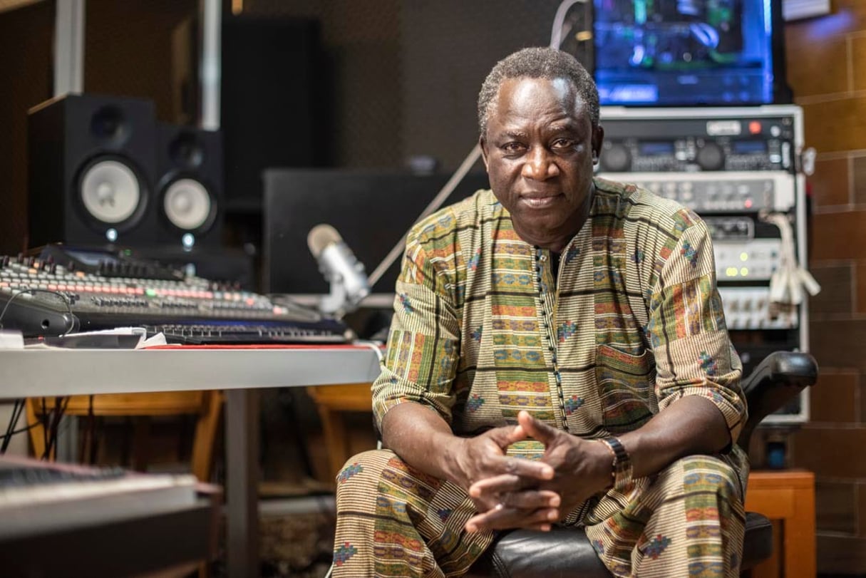Thione Seck, chanteur et musicien Senegalais, dans le studio de son domicile. © Sylvain Cherkaoui pour JA