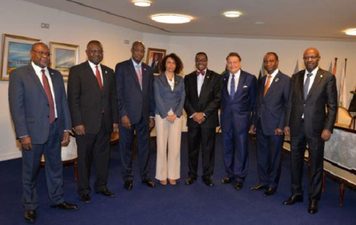 Les huit candidats à la présidence de la banque africaine de développement, en mai 2015. Au centre Akinwumi Adesina, à gauche Thomas Zondo Sakala, Bedoumra Kordjé et Birama Sidibé. © AFDB_Group/Twitter