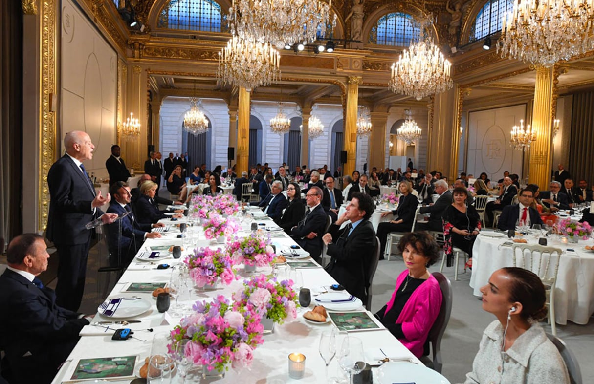 A gauche, Béchir Ben Yahmed, Kaïs Saïed et Emmanuel Macron, lors du dîner à l’Elysée le 22 juin 2020. © Tunivisions