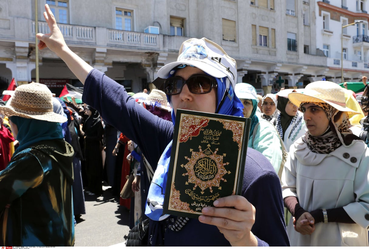 Une femme tient le Coran, à Rabat, au Maroc, en 2014. Photo d’illustration. © Abdeljalil Bounhar/AP/SIPA