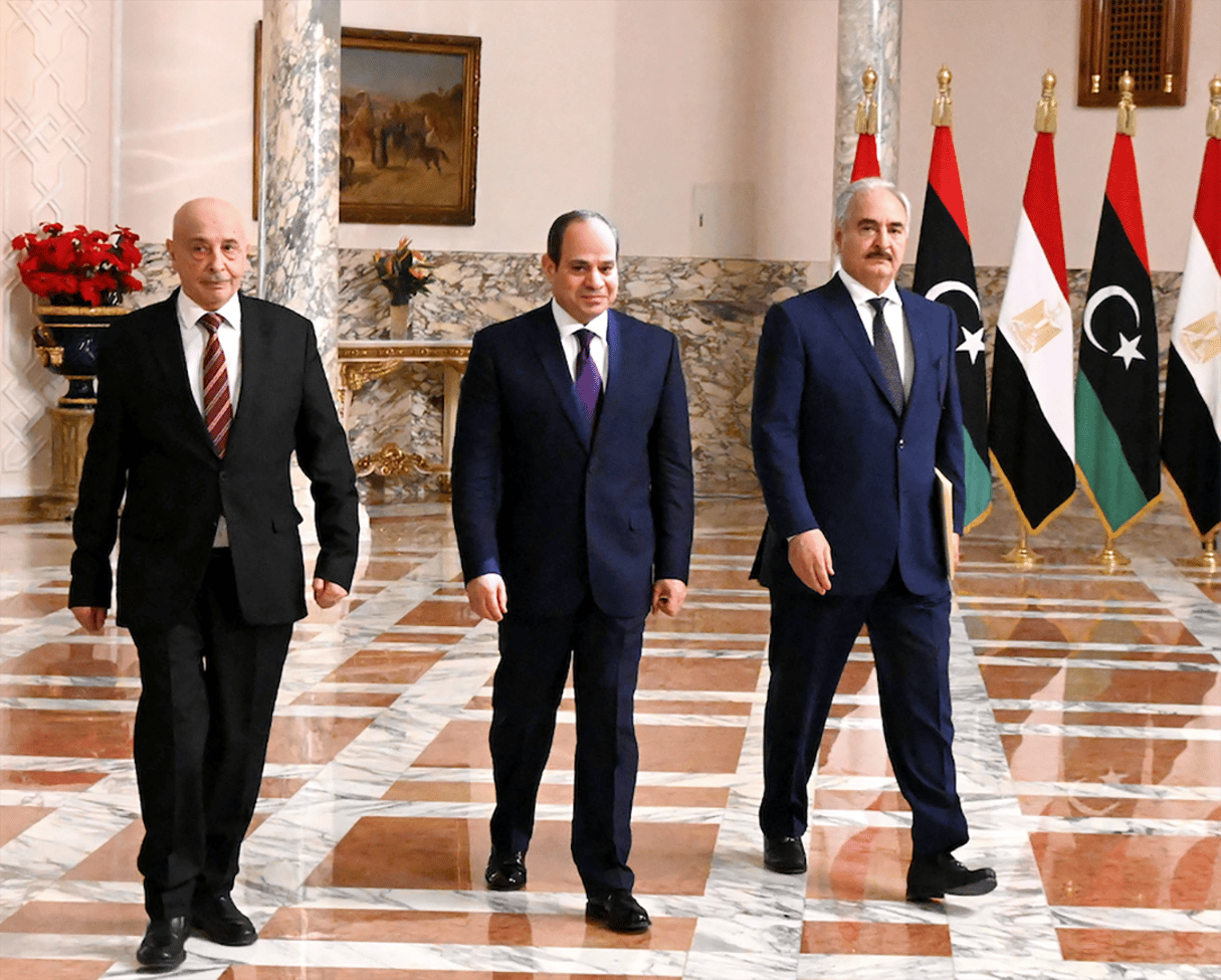 Le président égyptien Abdel Fattah Al-Sissi (au centre), le maréchal Khalifa Haftar (à dr.) et le porte-parole du parlement libyen installé à Tobrouk, Aguila Saleh, le 6 juin 2020, au Caire. © AFP