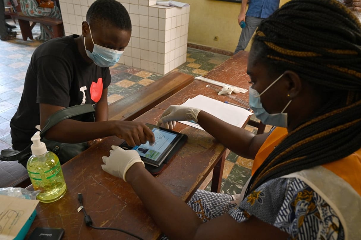 Inscription sur les listes électorales le 10 juin 2020, à Yopougon. © Issouf Sanogo / AFP