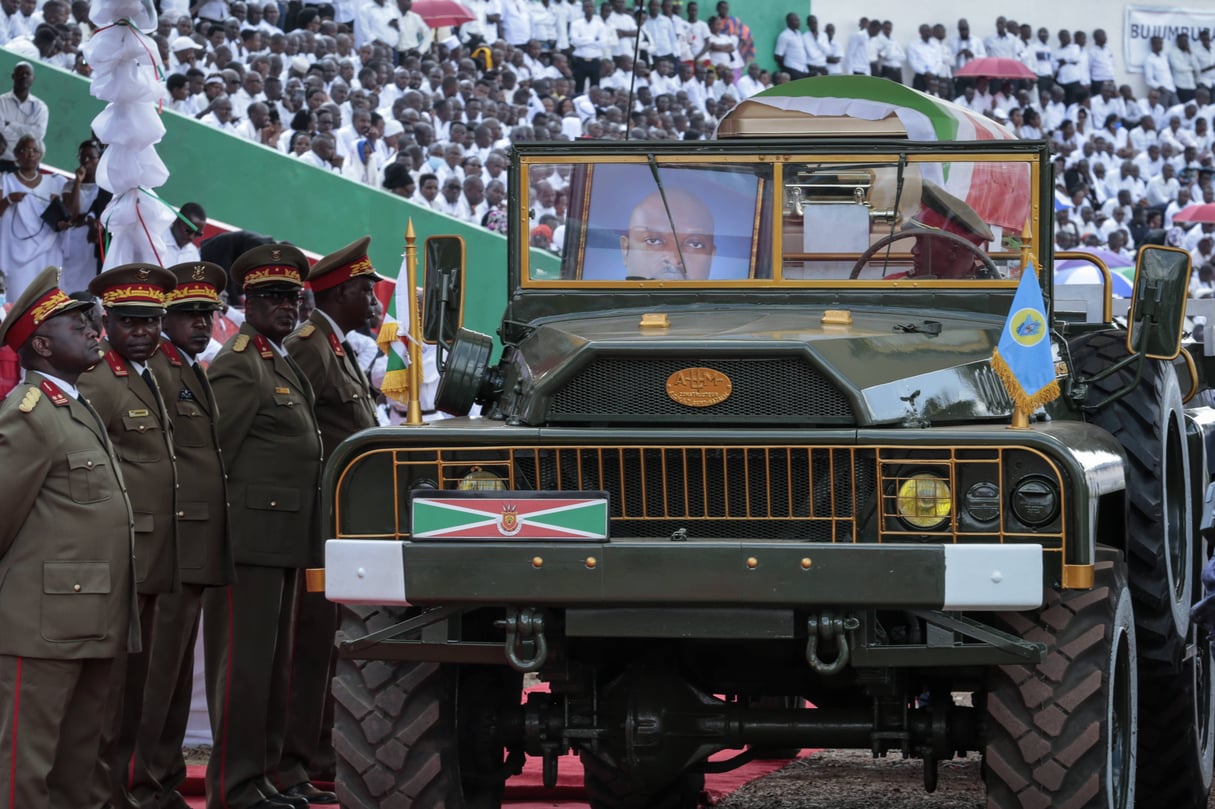 Le véhicule militaire transportant le cercueil de Pierre Nkurunziza lors d’un hommage national à Gitega, le 26 juin 2020. © Berthier Mugiraneza/AP/Sipa
