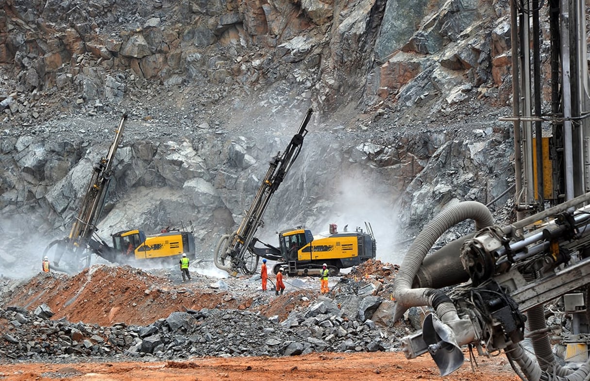 Des ouvriers font des forages dans la carrière de la mine d’or de Tongon, Exploitée par la compagnie Randgold, aujourd’hui fusionnée avec le canadien Barrick. © Olivier pour JA
