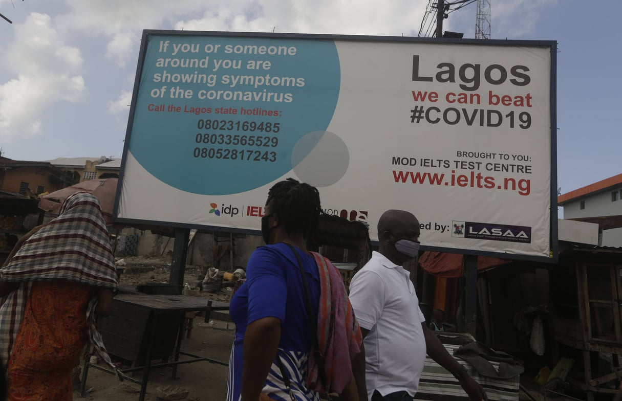 Panneau de sensibilisation sur la pandémie, à Lagos, le 12 mai 2020. © Sunday Alamba/AP/SIPA