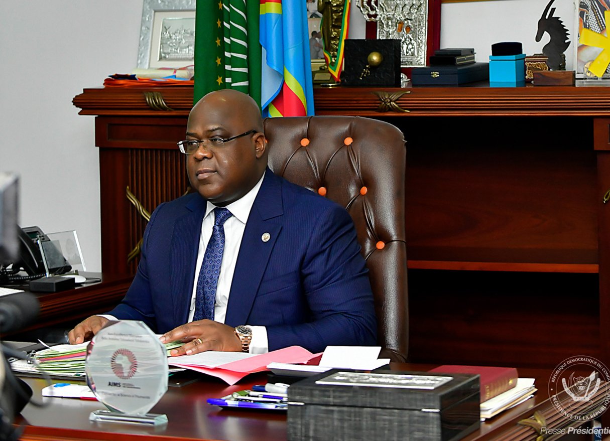 Le président congolais Félix Tshisekedi réajuste discrètement son premier cercle. © Présidence RDC