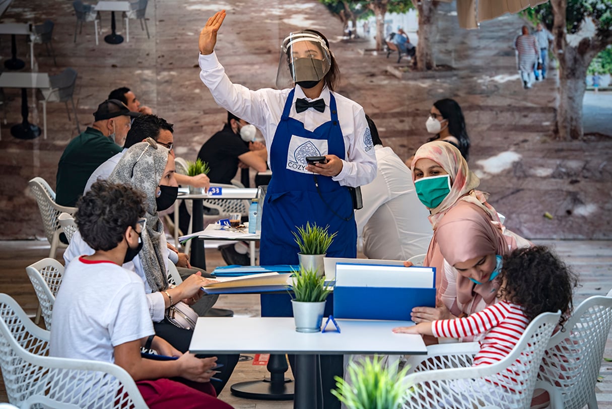 Dans un café de Rabat, le 25 juin 2020. Le port du masque est de mise. © Fadel Senna/AFP