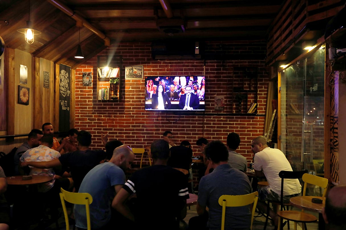 Dans un café de Tunis, lors de la retransmission d’un débat entre les candidats à la présidentielle, le 7 septembre 2019. © REUTERS/Zoubeir Souissi