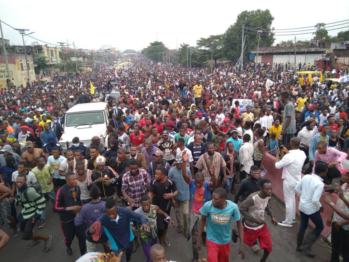 Plusieurs milliers de personnes, dont l’opposant Jean-Pierre Bemba, ont manifesté à Kinshasa, ce 13 juillet, avant que la marche, interdite par les autorités, ne soit dispersée. © Stanis Bukakera pour JA