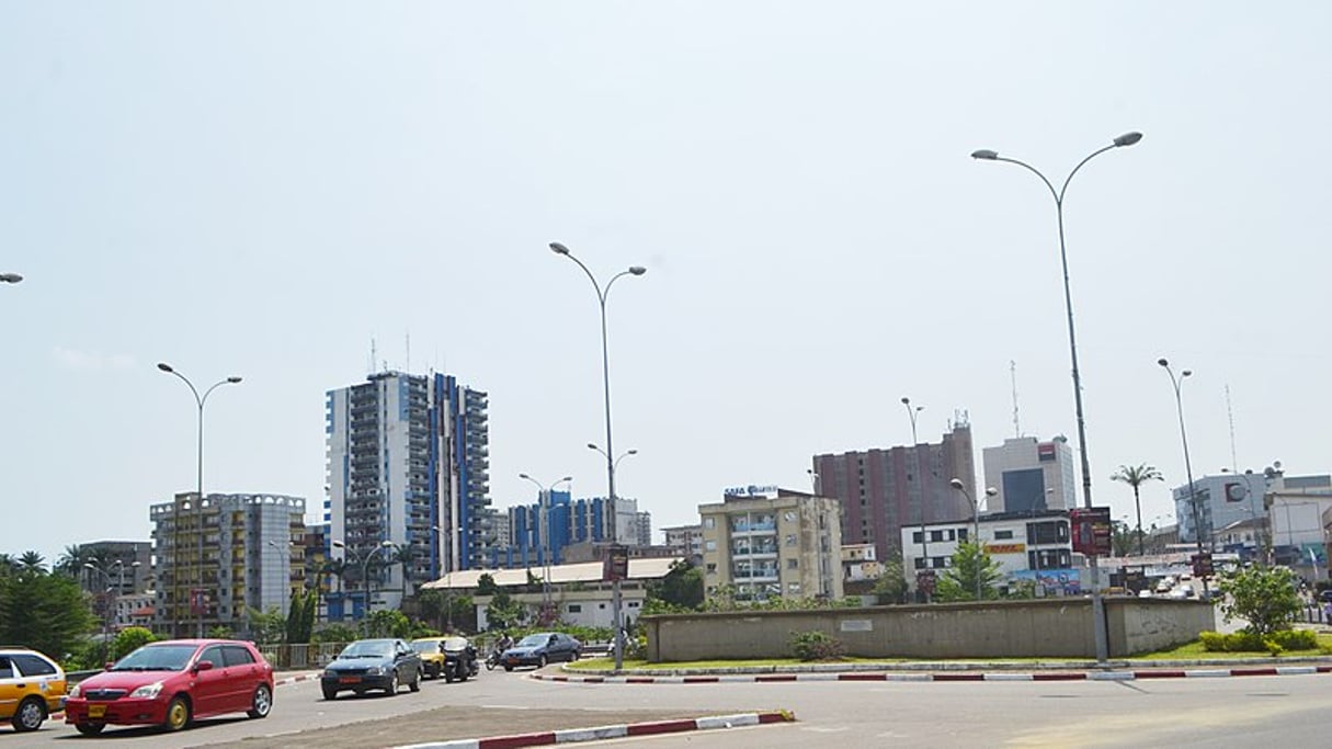 Vue d’une rue de Douala, capitale économique du Cameroun. © Minette Lontsie/Wikipedia/Licence CC