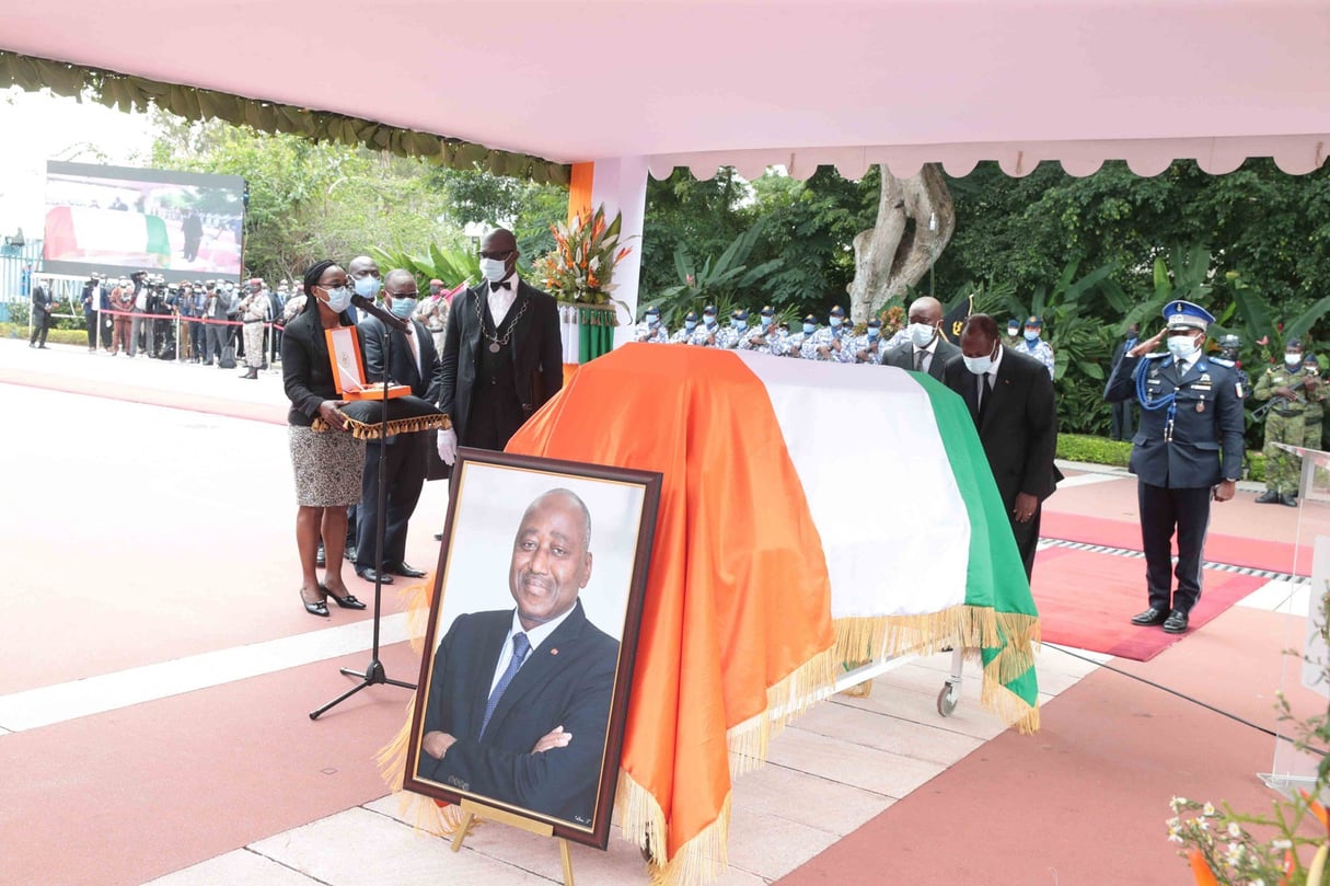 Le président ivoirien Alassane Ouattara se recueille devant le cercueil d’Amadou Gon Coulibaly, lors de l’hommage national le 14 juillet. © Présidence ivoirienne