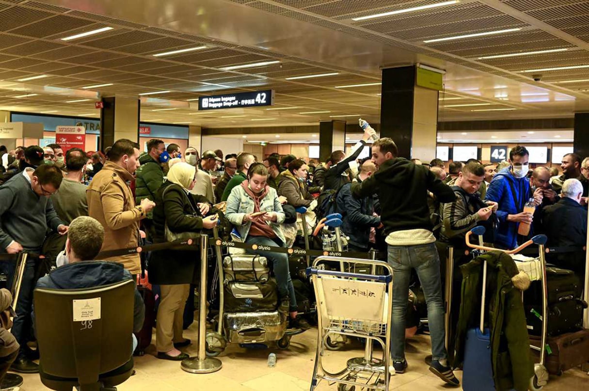 À l’aéroport d’Orly, des Algériens sur le point de prendre un vol d’Air Algérie, le 19 mars 2020. © Marc CHAUMEIL/Divergence