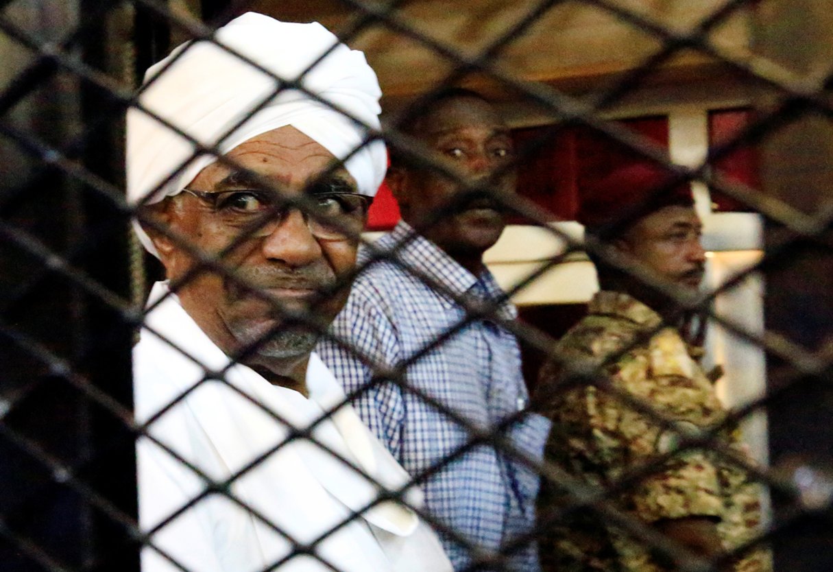Omar el-Béchir, dans la cage du tribunal de Khartoum, le 31 août 2019 (archives). © Mohamed Nureldin Abdallah/REUTERS